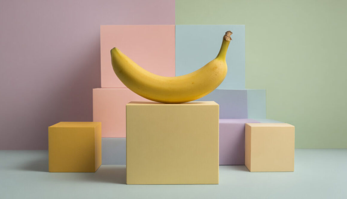 Stylized banana on pastel blocks in 16:9 format – modern still life photo